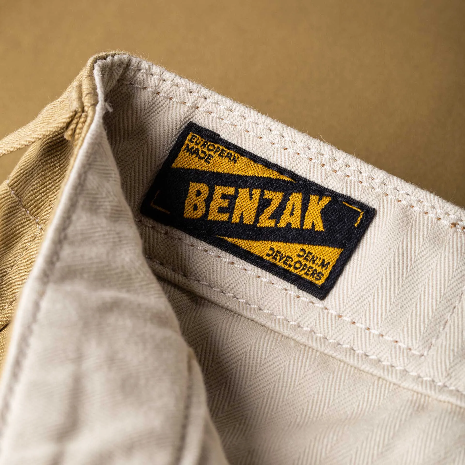 【Benzak Denim Developers】BC-04 RELAXED CHINO 8.5 oz. aged bronze brown sateen twill / 寬鬆錐形 古銅卡其色 薄款軍用沙丁布