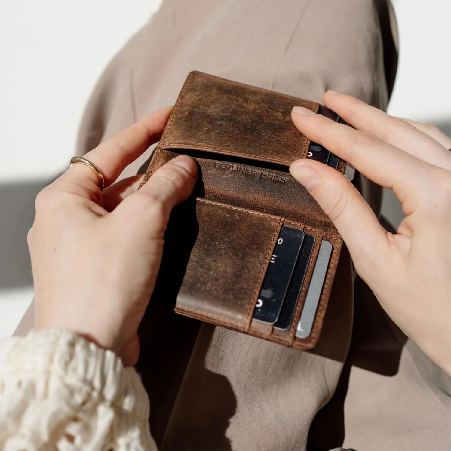 BERLINER BAGS Vintage Genuine Leather Slim Wallet Porto, Card Holder, Bifold Small Wallet, RFID Protected Wallet for Men and Women - Brown