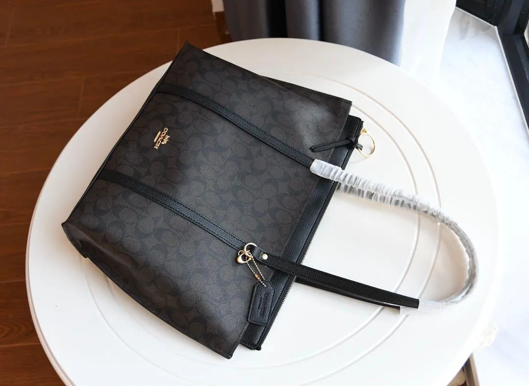 C.O.A.C.H. SHOULDER HANDBAG