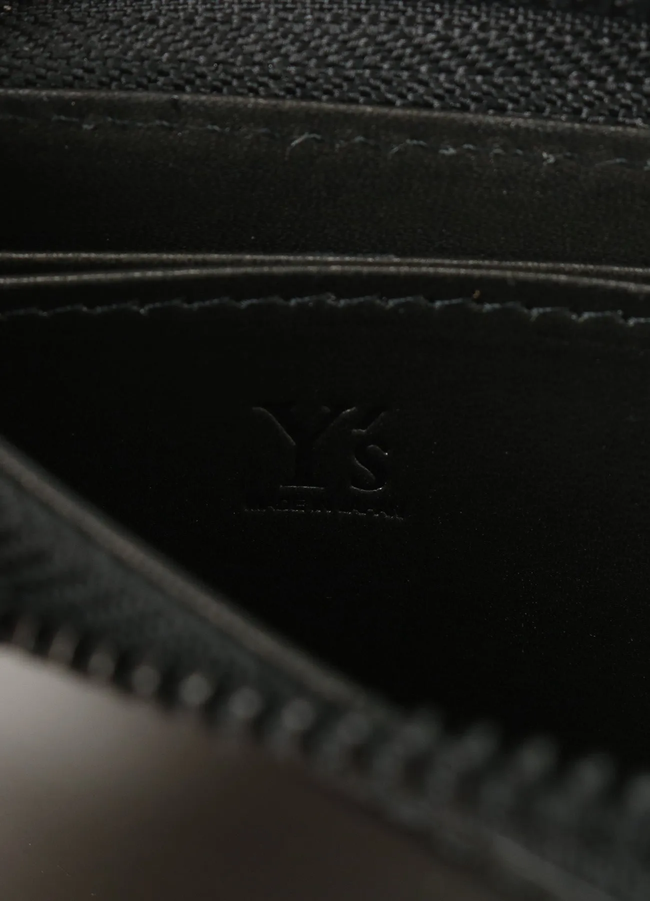 TANNED/ENAMEL-COATED LEATHER ZIPPERED CARD CASE